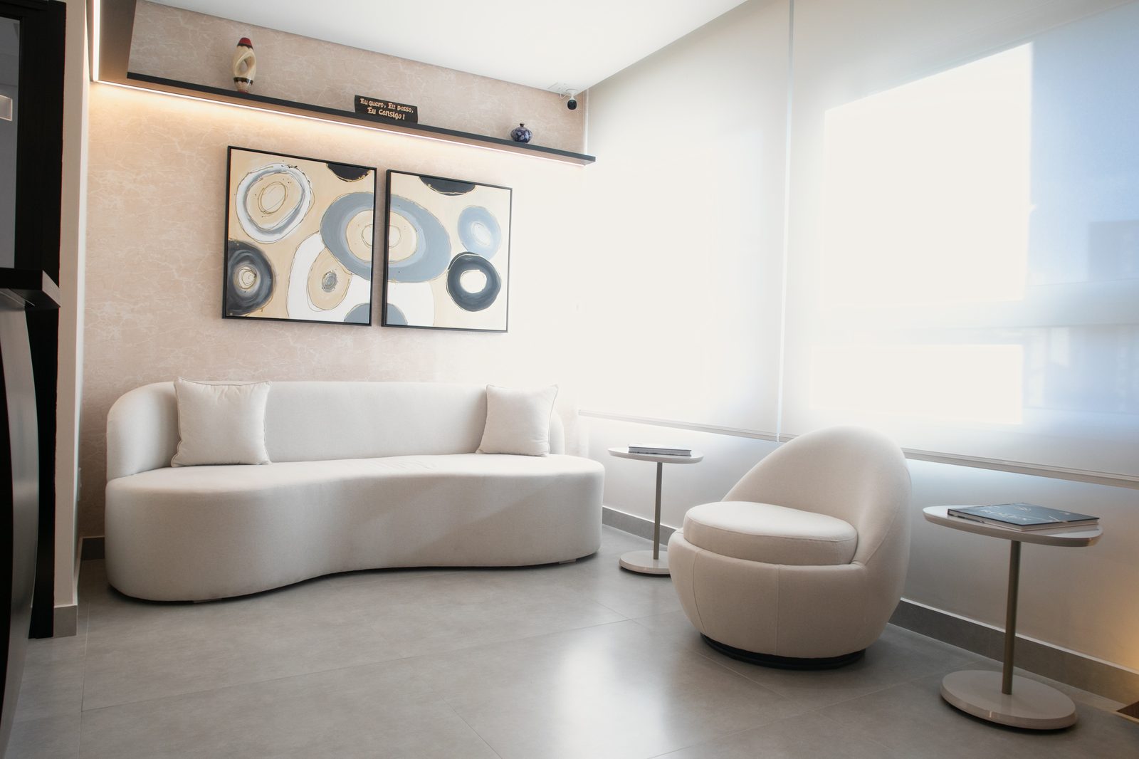 Sala de espera com sofá e arte